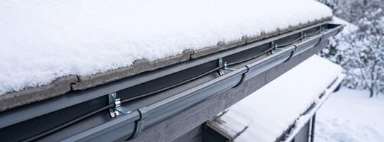 Гріючий кабель у водостоці для захисту даху від криги